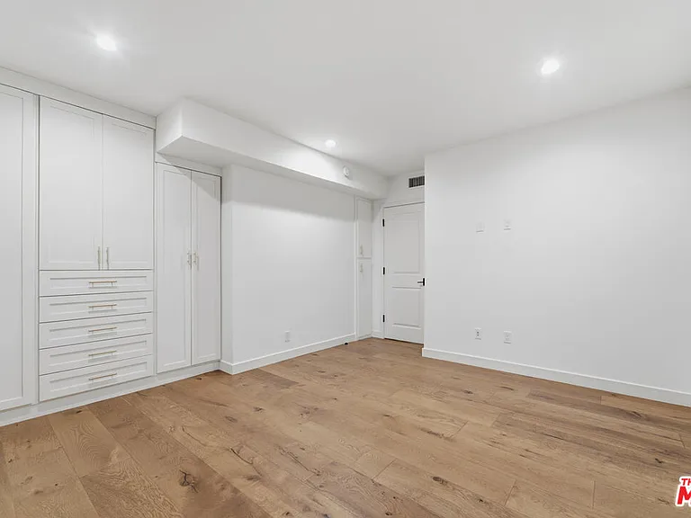 393 N Huntley Dr — Photo 10