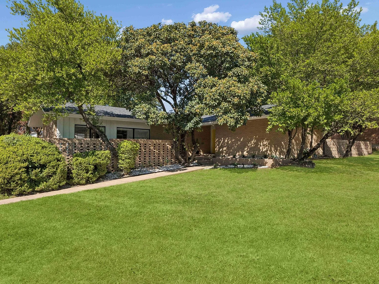 3 bed, 2.0 bath, 2077 sqft, $3,100 — Photo 1