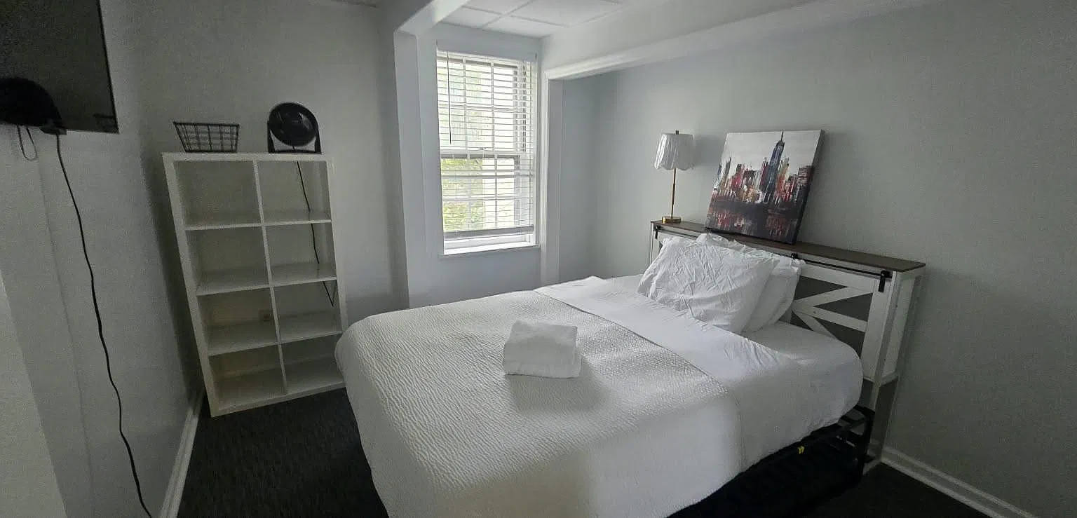3 bed, 800 sqft, $1,995 — Photo 3