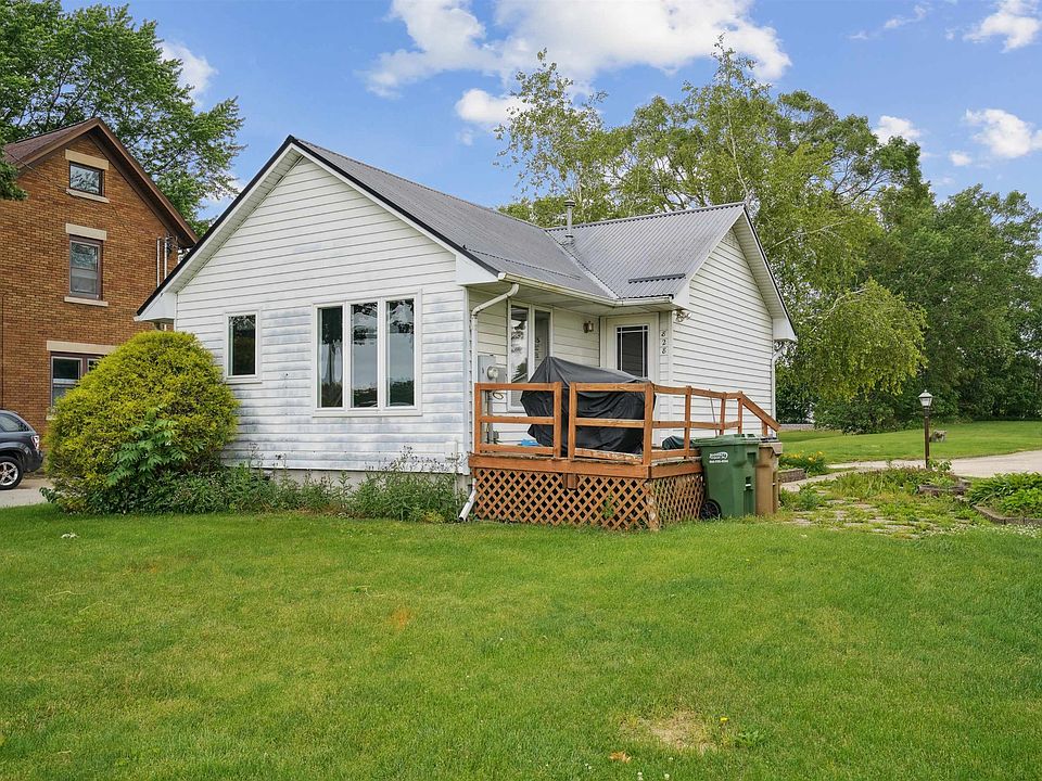 1st image of 828 1st Ave W