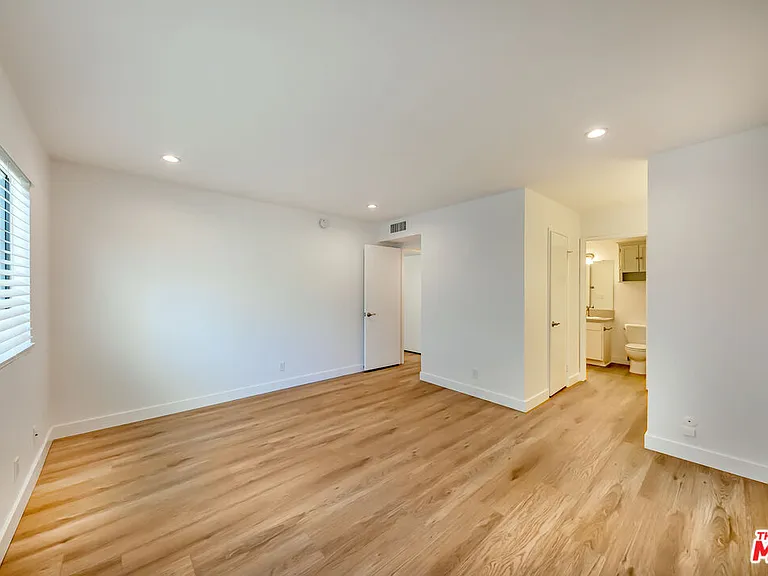 22135 Burbank Blvd #4 — Photo 25