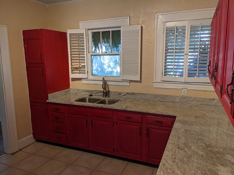 1211 Hollywood Ave — Photo 15