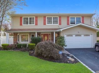 159 Bridle Way, Oakdale, NY 11769