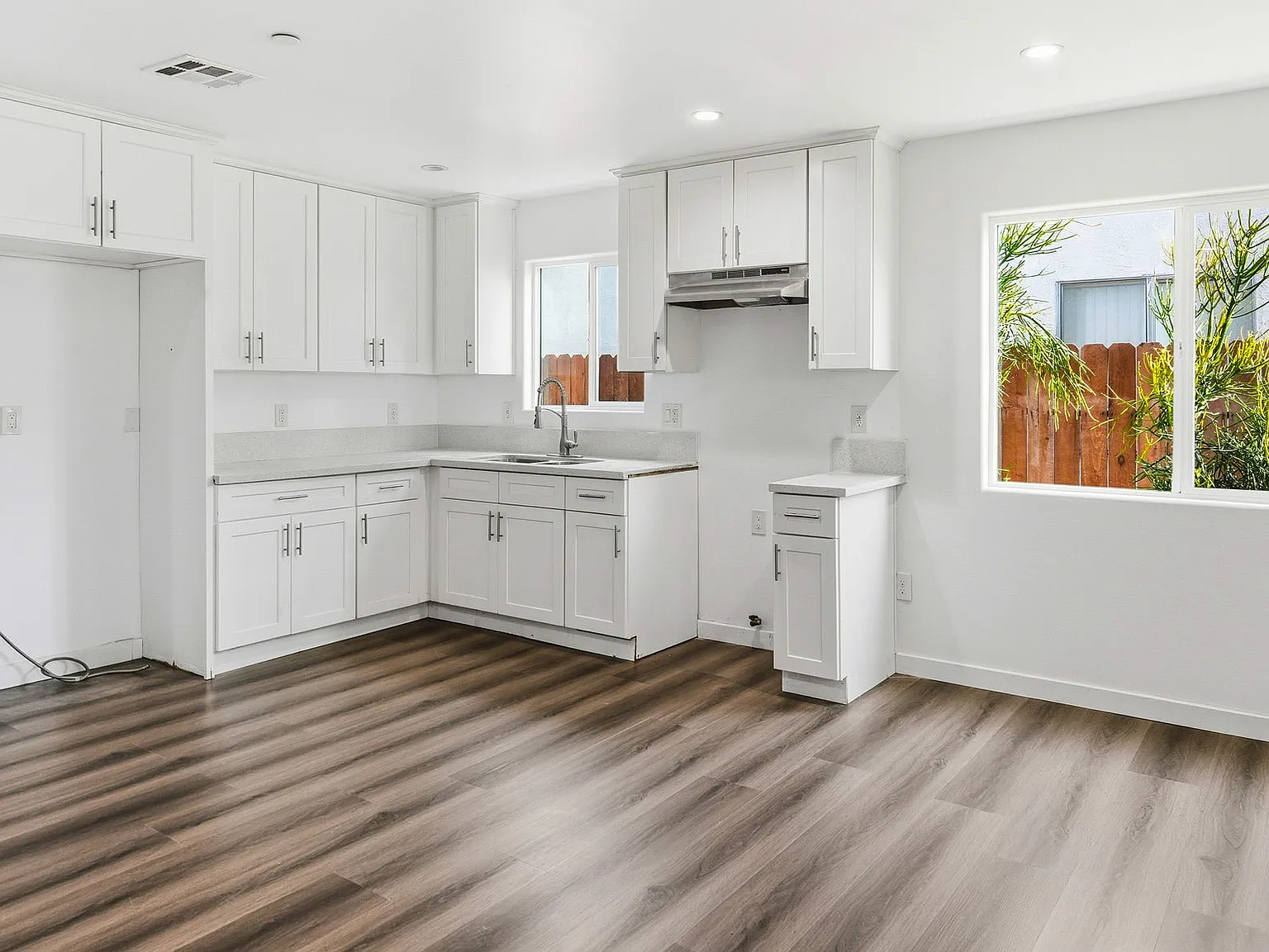 5 bed, $3,950 — Photo 1