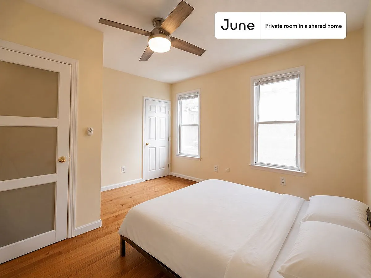 Queen bedroom in 3 bed/2 bath home in East Boston #1849 B — Photo 1