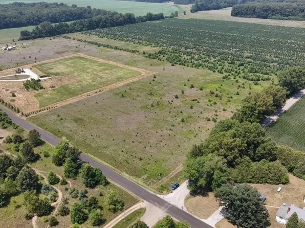 900 E Rd, Walkerton, IN 46574