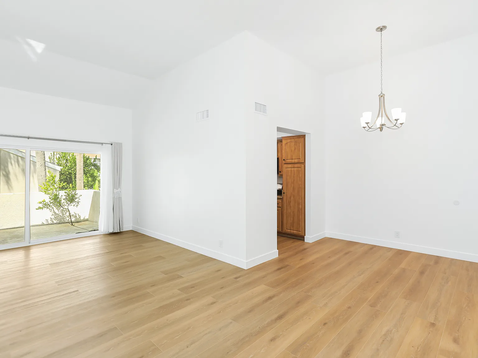 2 bed, 1059 sqft, $3,900 — Photo 2