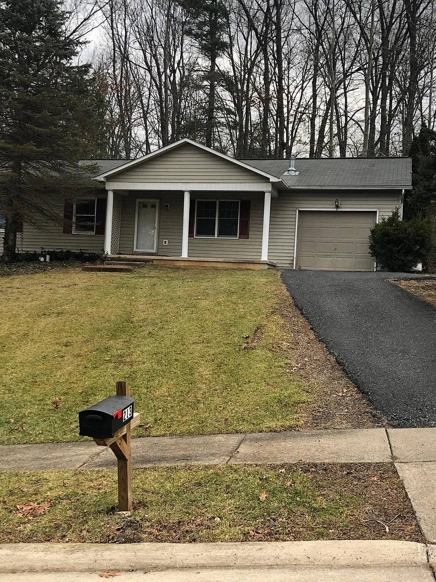 213 Oakley Dr photo 1