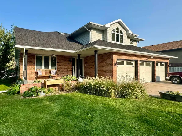 3132 Lake Park Ln, Hastings, NE 68901