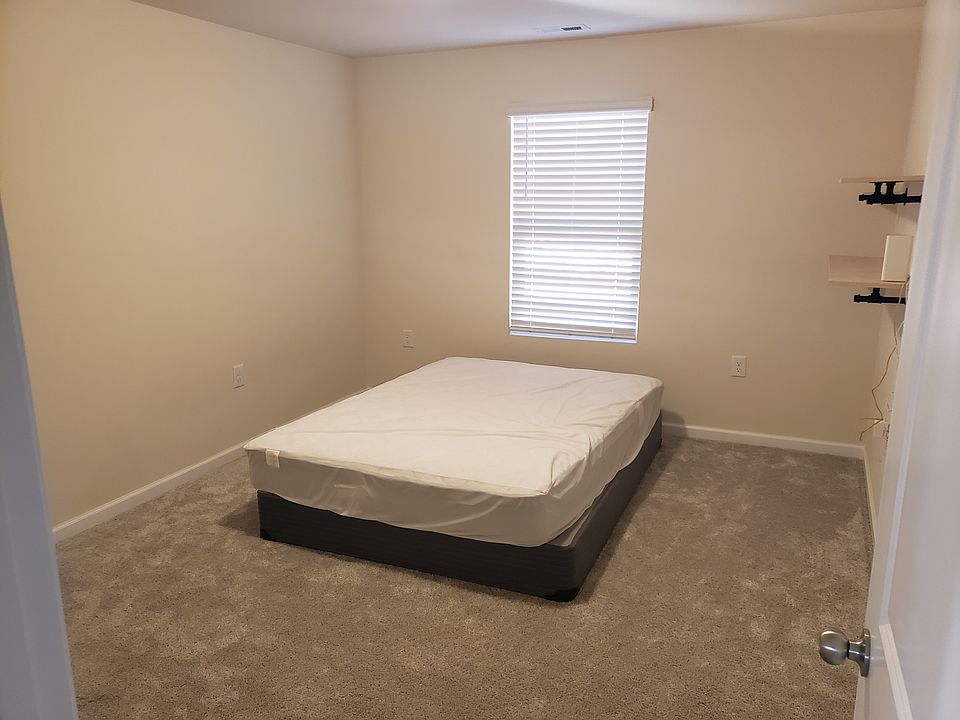 The middle room. Has a closet, window to the backyard and trees mostly.