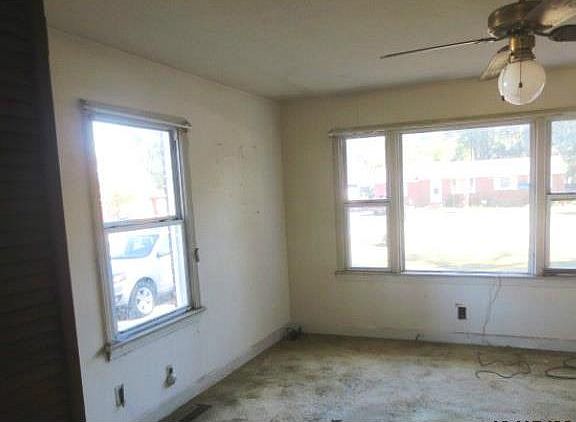 2nd image of 210 Dogwood St