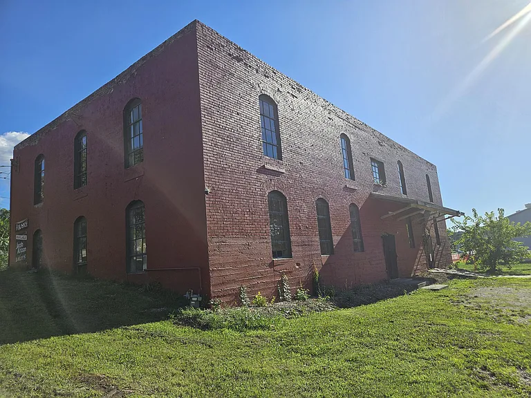 1303 W College St — Photo 4