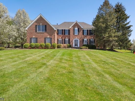 5 Hidden Valley Way, Asbury, NJ 08802