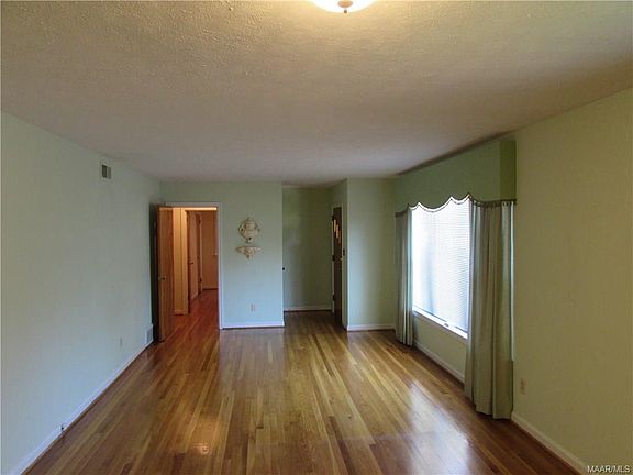 5th image of 137 Marlborough St