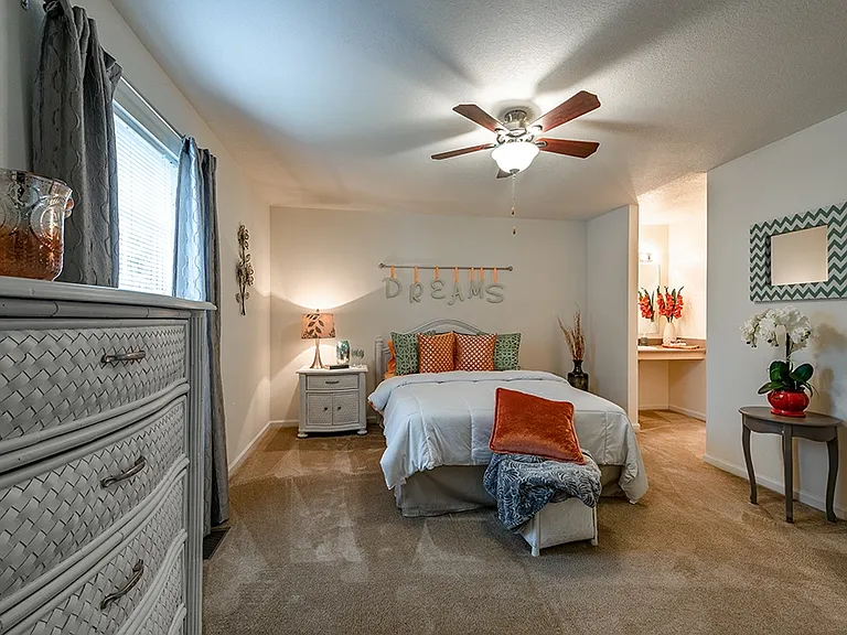 Galleria Pointe Apartments and Townhomes — Photo 5