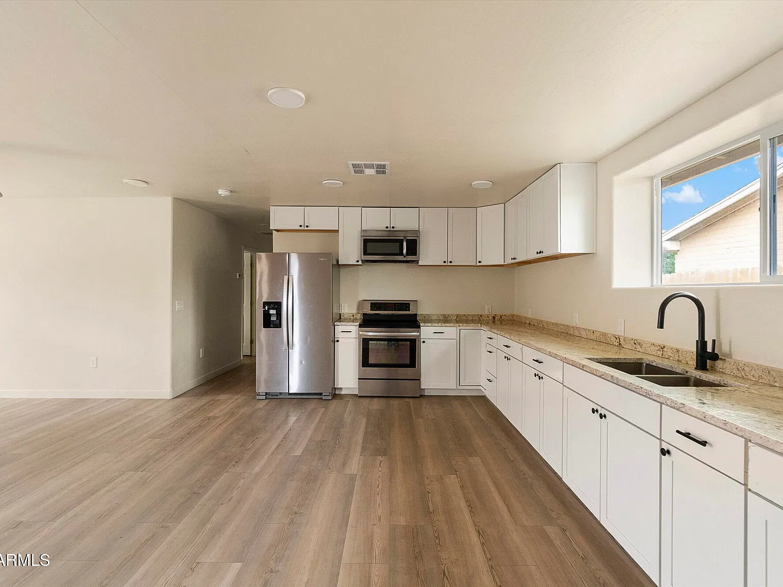 3 bed, 2.0 bath, 1364 sqft, $2,100 — Photo 3