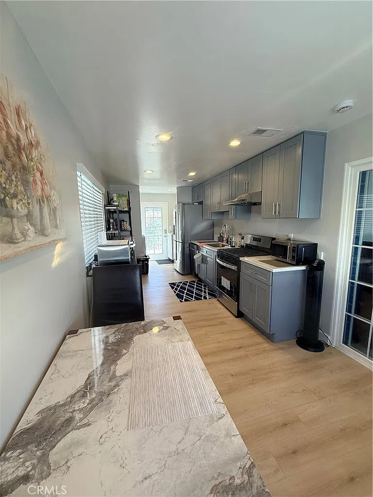 3 bed, 1200 sqft, $3,500 — Photo 3