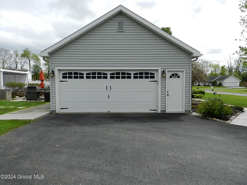 3rd image of 33 Berry Patch Drive
