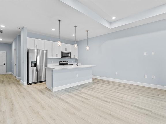 5th image of 702 Broadway Ave
