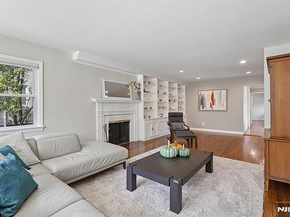 3rd image of 251 Brookmere Court