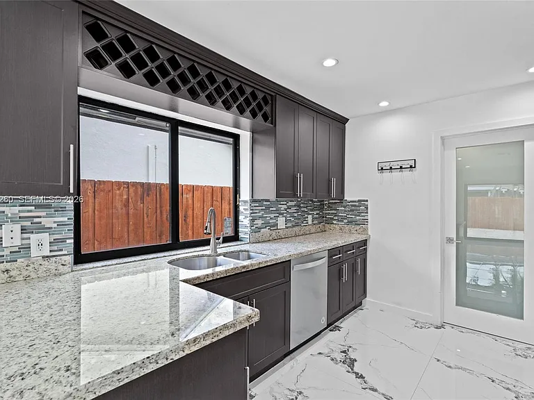 732 SW 95th Ter — Photo 3