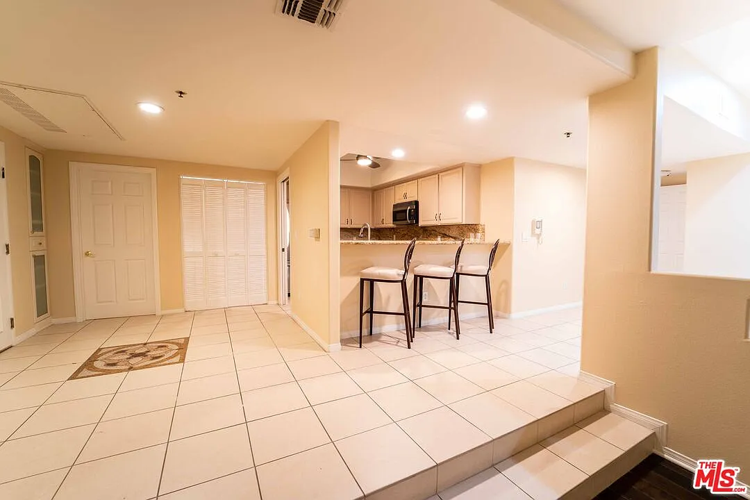 2 bed, 2.5 bath, 1652 sqft, $4,900 — Photo 2