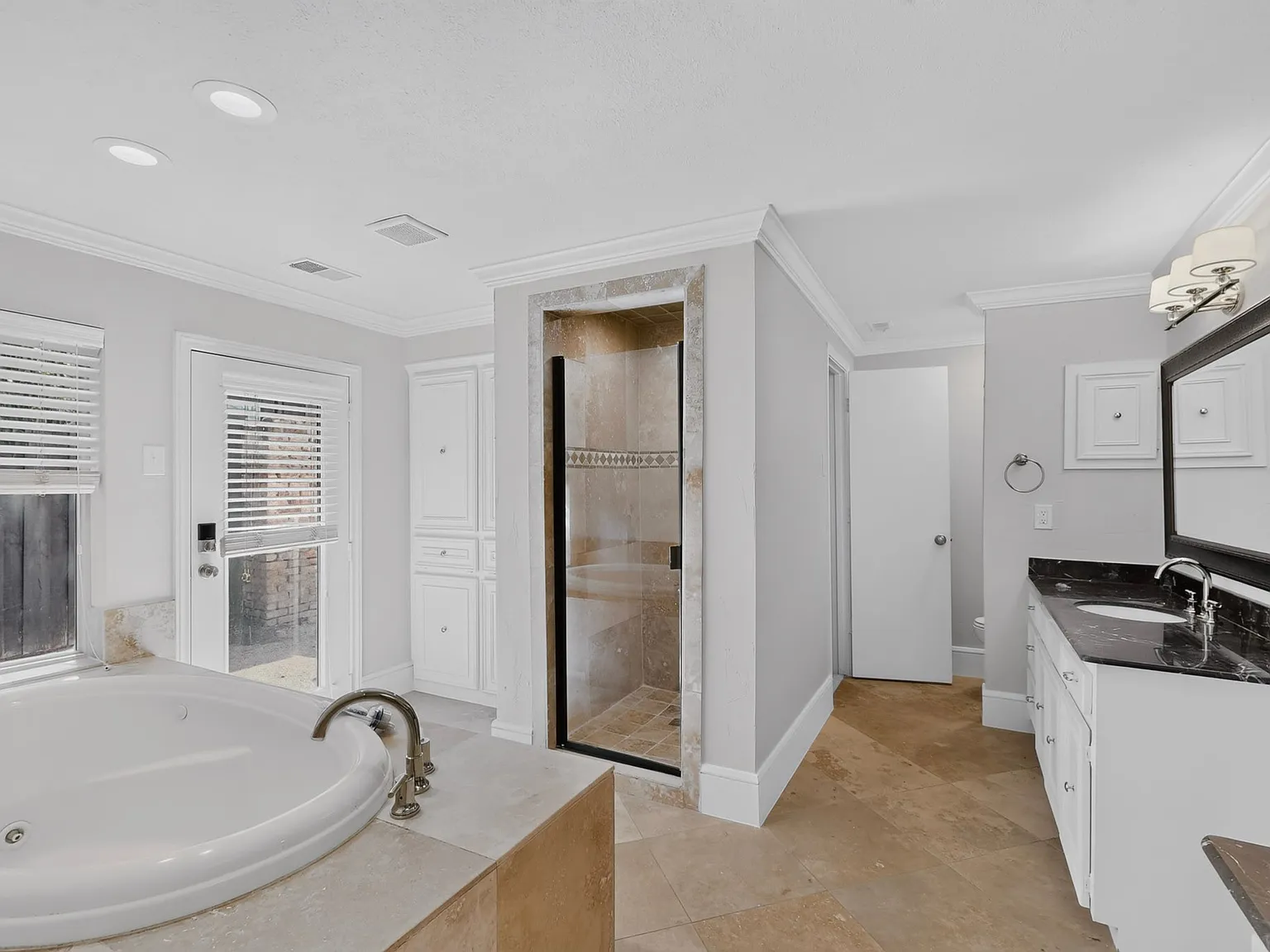 5 bed, 4.5 bath, 3640 sqft, $6,300 — Photo 4