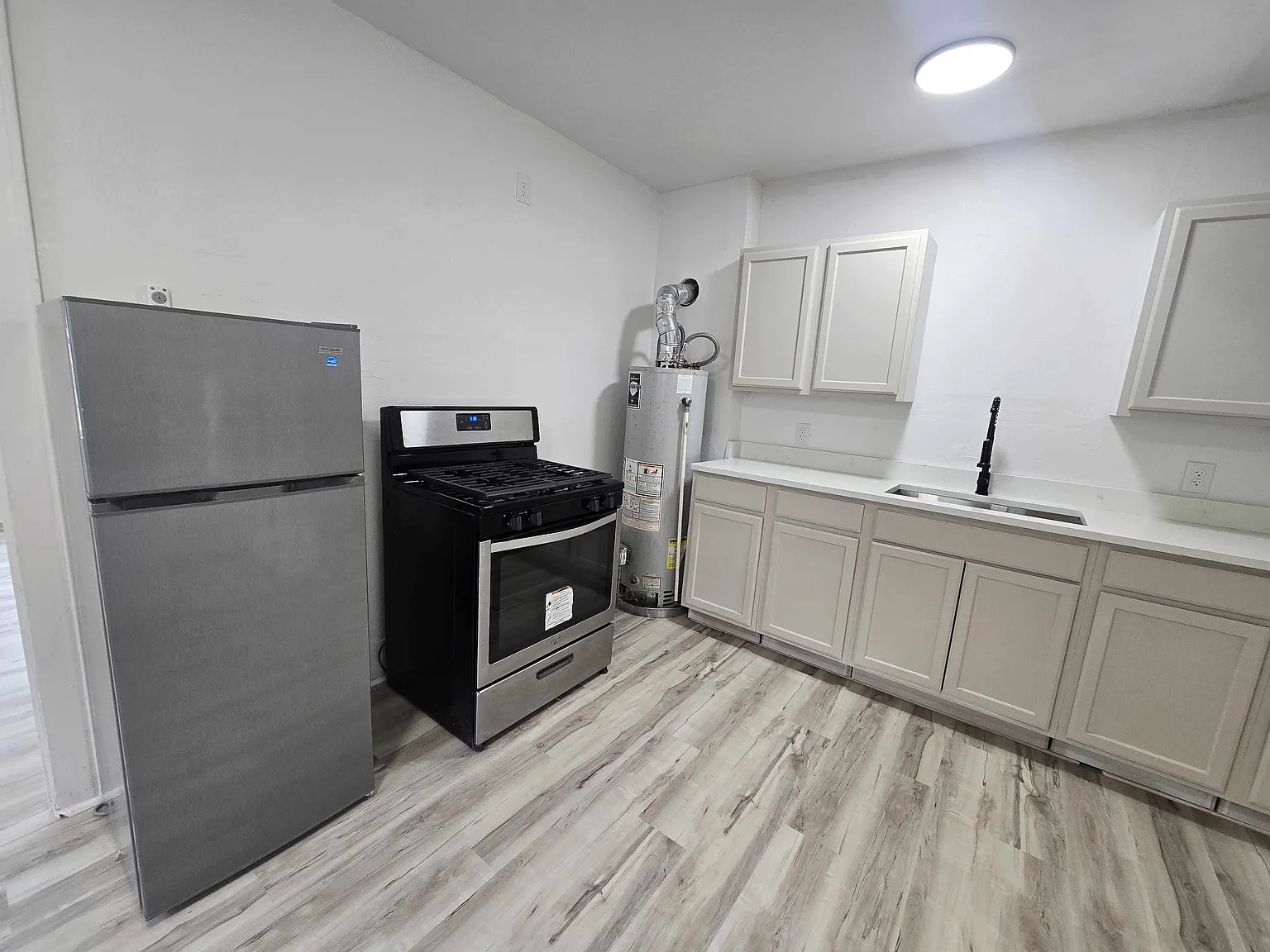 1 bed, 576 sqft, $900 — Photo 4