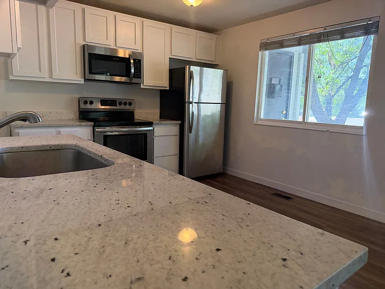 895 E Arrowhead Ln — Photo 3