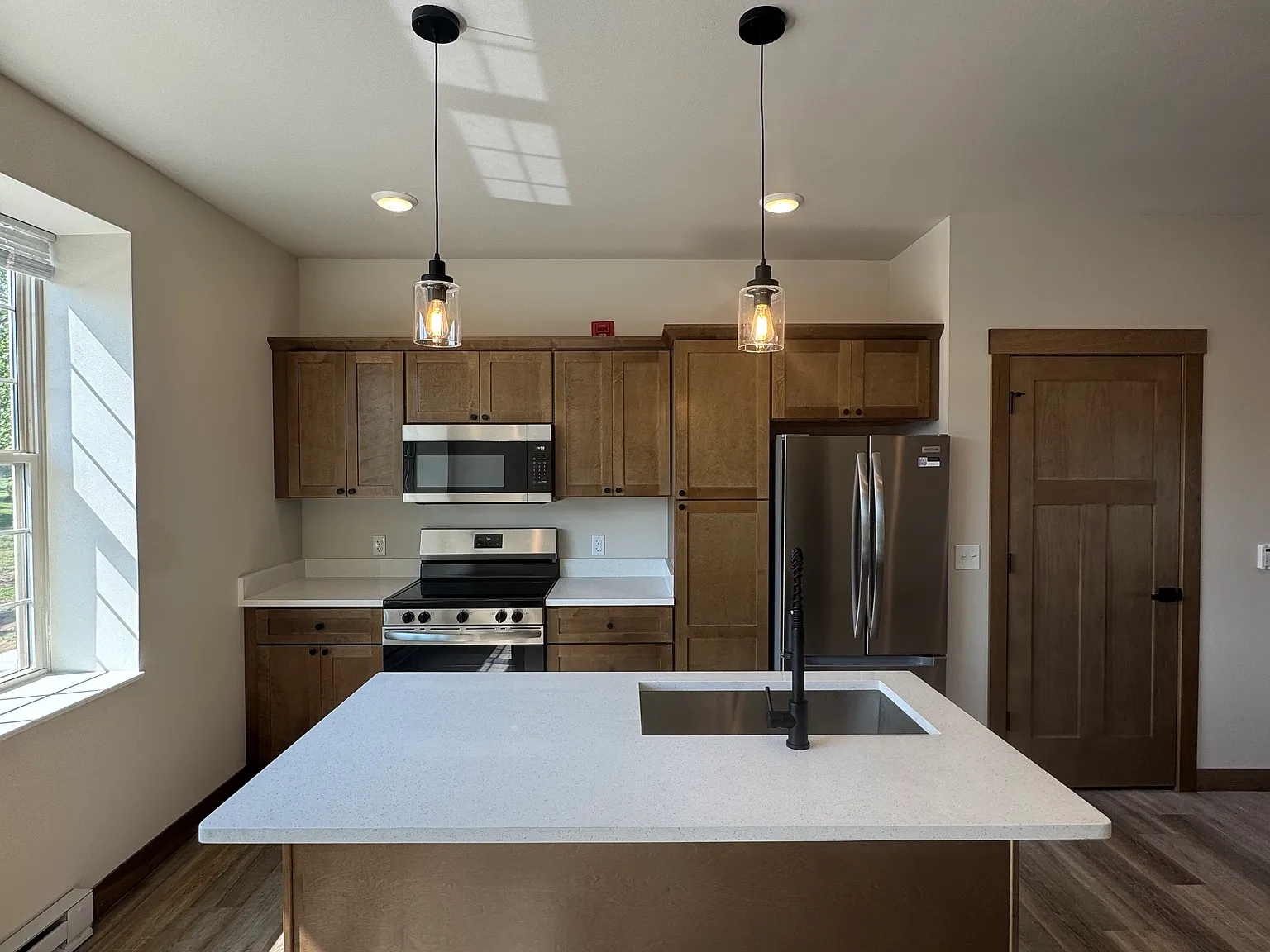 2 bed, 950 sqft, $1,400 — Photo 3