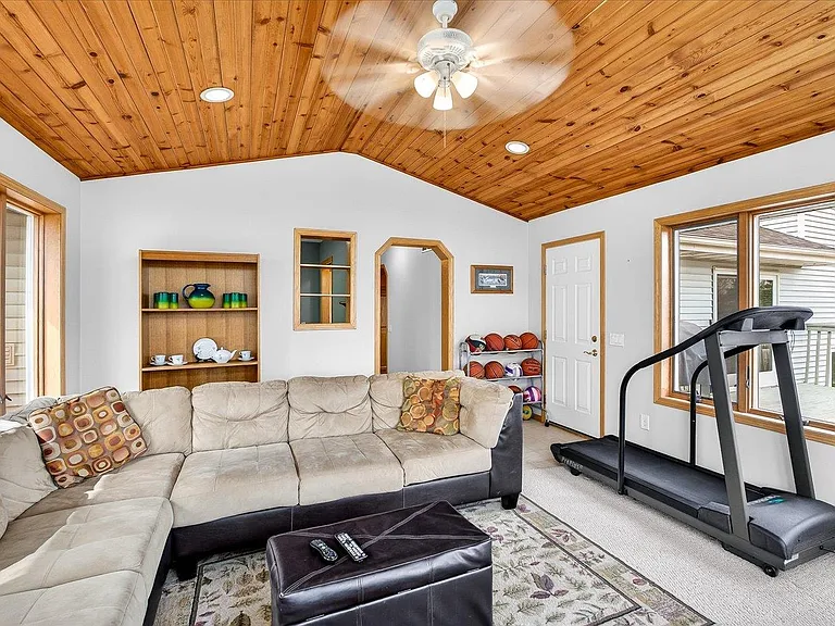 1010 Ganser Dr — Photo 15