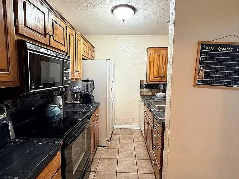 800 NE 17th Ct — Photo 3