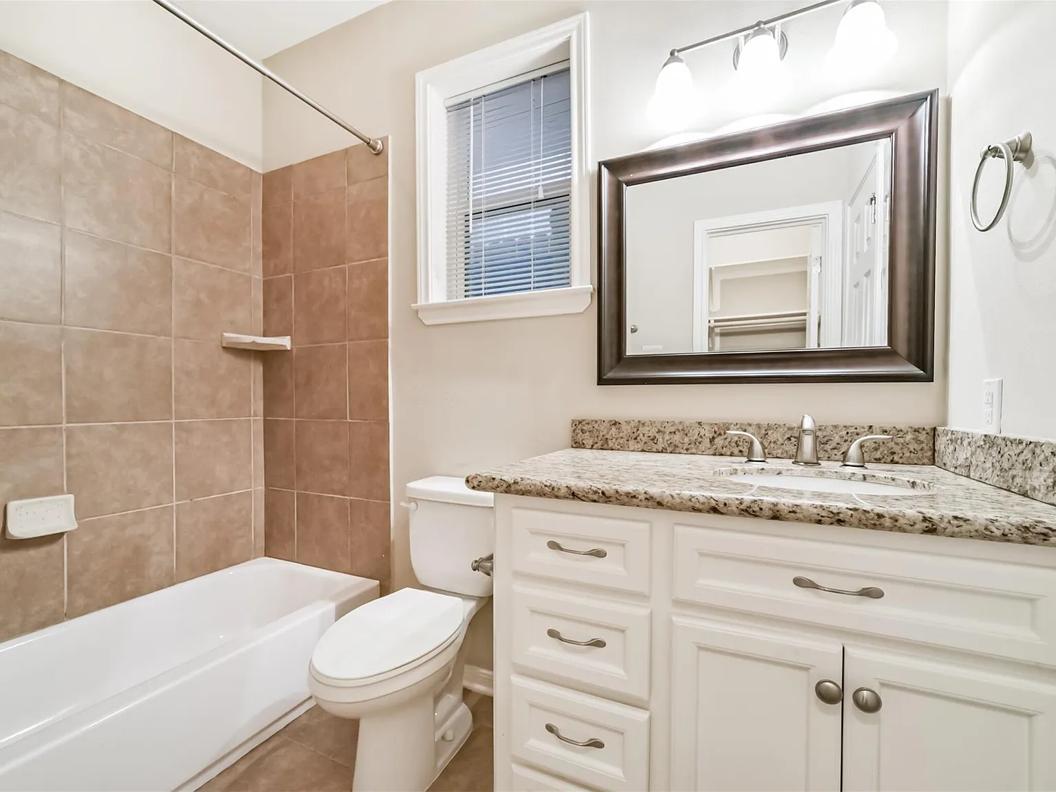 2 bed, 2.5 bath, 1648 sqft, $1,890 — Photo 4