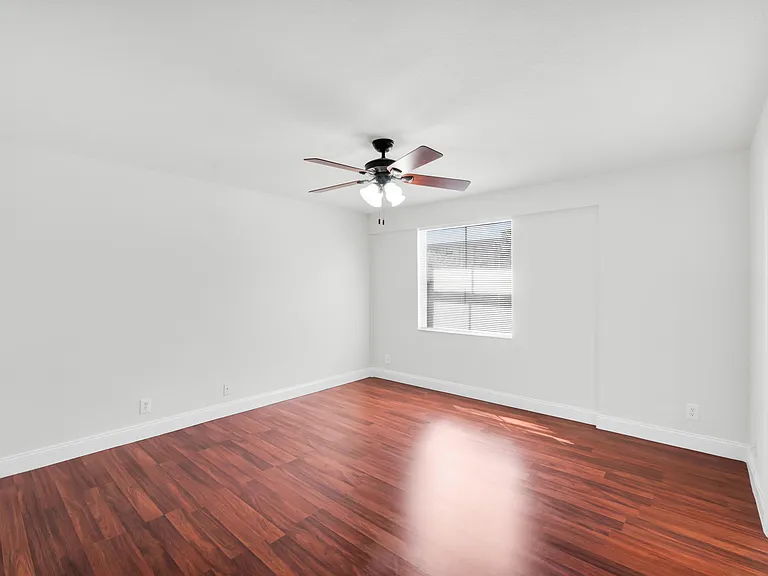 2581 Riverside Dr — Photo 17