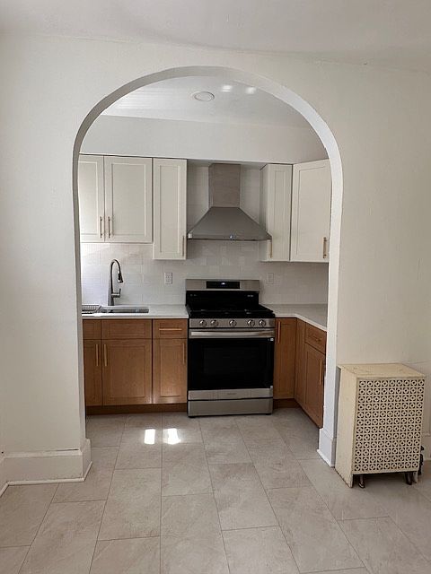 Kitchen with double sink and new stove
