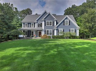 29 Surrey Ln, Trumbull, CT 06611