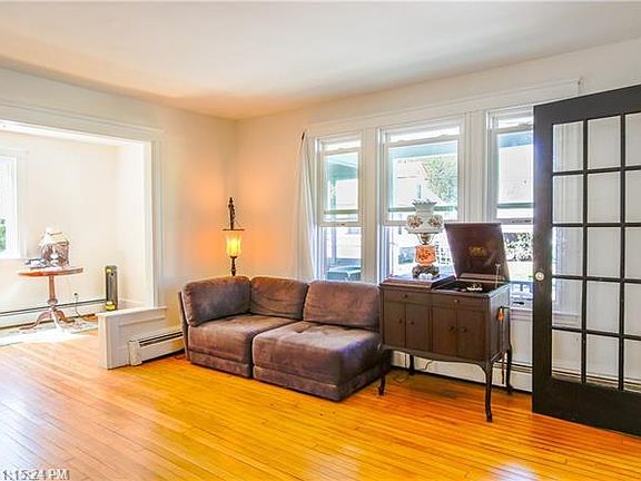 4th image of 32 Concord St