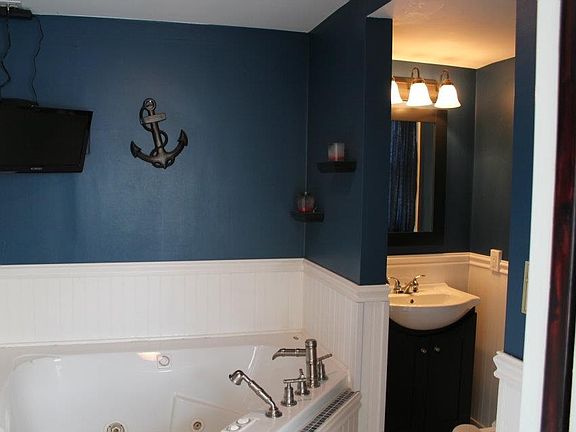 1st floor bathroom with jacuzzi tub