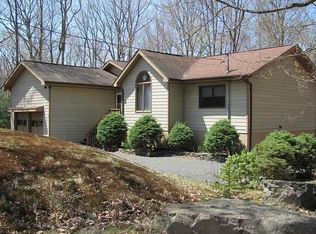 114 Eisenhower Dr, Lords Valley, PA 18428