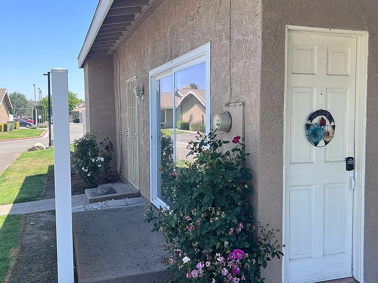 44586 La Paz Rd — Photo 1