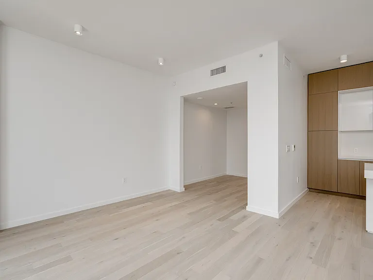 313 W 17th St #1806 — Photo 15