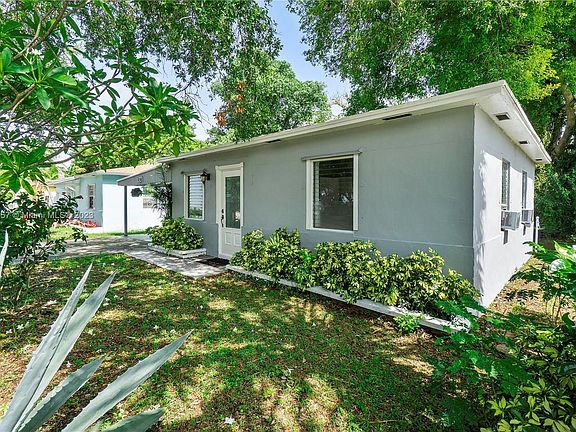 3rd image of 1321 SW 31st St