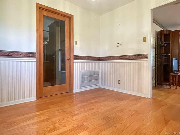 5th image of 605 University Dr