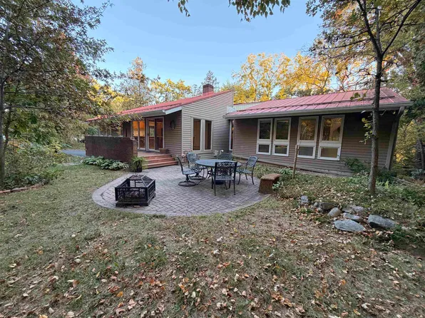 1545 W Demeter Dr, Freeport, IL 61032