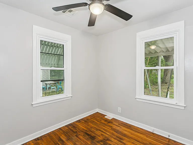 229 S Edwards St — Photo 9