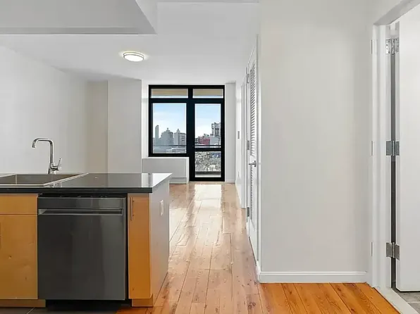 34-46 Vernon Boulevard image 4 of 18