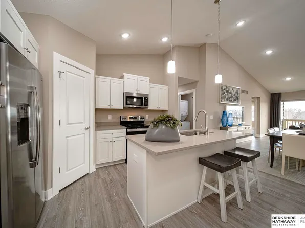 17111 Nicholas Cir, Omaha, NE 68118