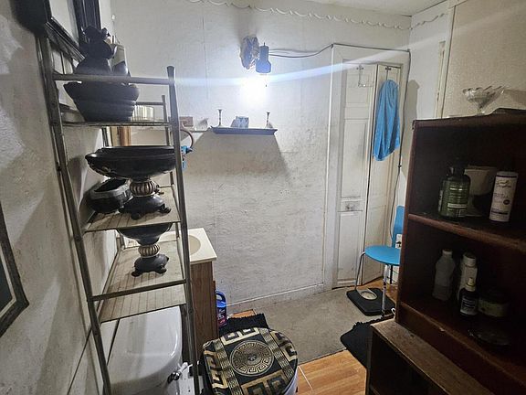 4th image of 404 Green St