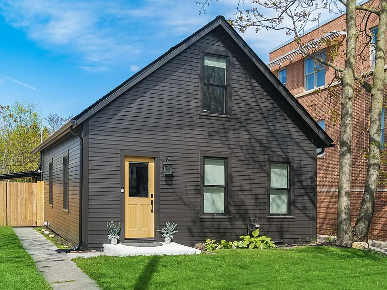 853 Summit St — Photo 2