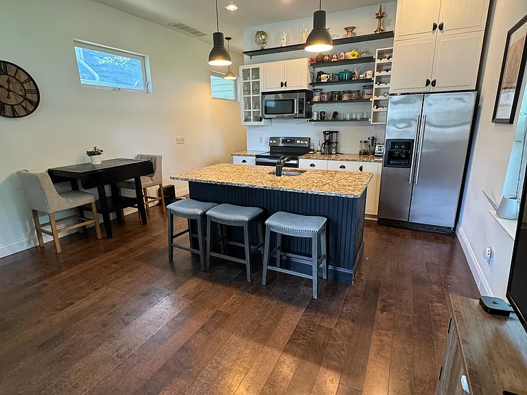 1425 Laurel St — Photo 3
